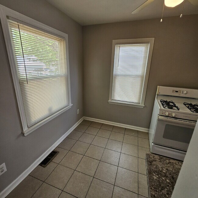 Foto del edificio - 2-Bedroom Ranch, Spacious Living Room, New Flooring, Kitchen with All Appliances, Laundry