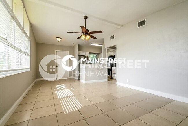 Building Photo - 3 Bedroom Pet-Friendly Home in Sarasota, FL with Main Street Renewal