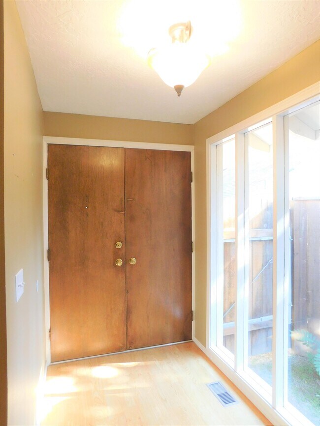 Building Photo - 15823 SW Village Cir