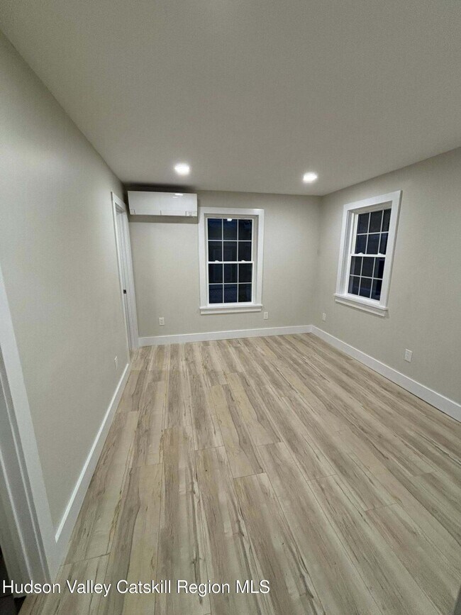 Foto del edificio - 13 Saugerties Manor Rd