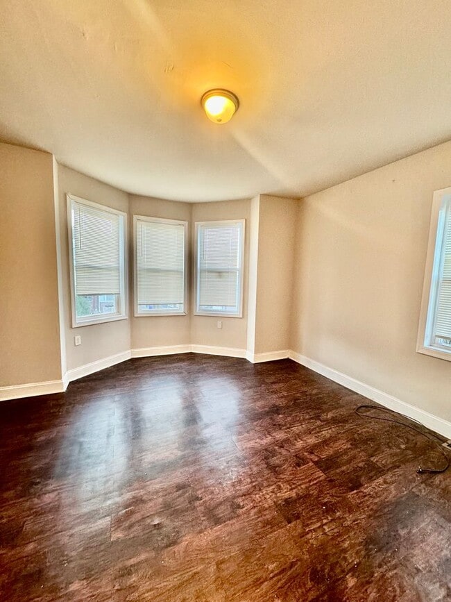 Building Photo - 3 Bedroom Home Available Now