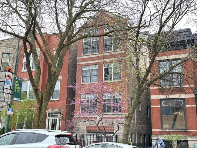 Foto del edificio - 643 W Belmont Ave