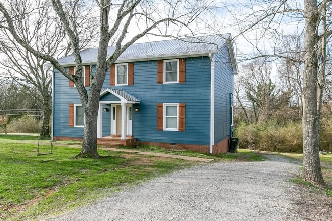 Building Photo - Columbia, TN Two Bedroom Duplex at 1027 Ch...