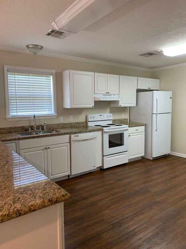 Building Photo - 3 Bedroom 2 bath home Available Soon - 8/3...