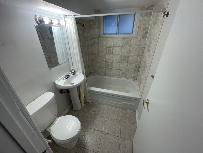 Photo du bâtiment - 122 Maybourne Ave