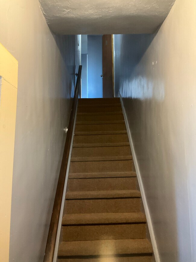 Escaleras apto 2 - 4137 Boyd Ave