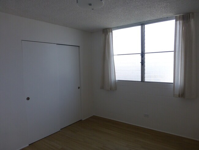 Building Photo - Newly Renovated 2 Bedroom Makiki Apartment...