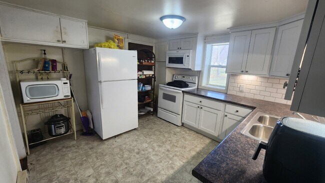 Foto del edificio - 2 Bedroom, 1 Bathroom House For Rent - Newly Remodeled Kitchen & Bathroom!