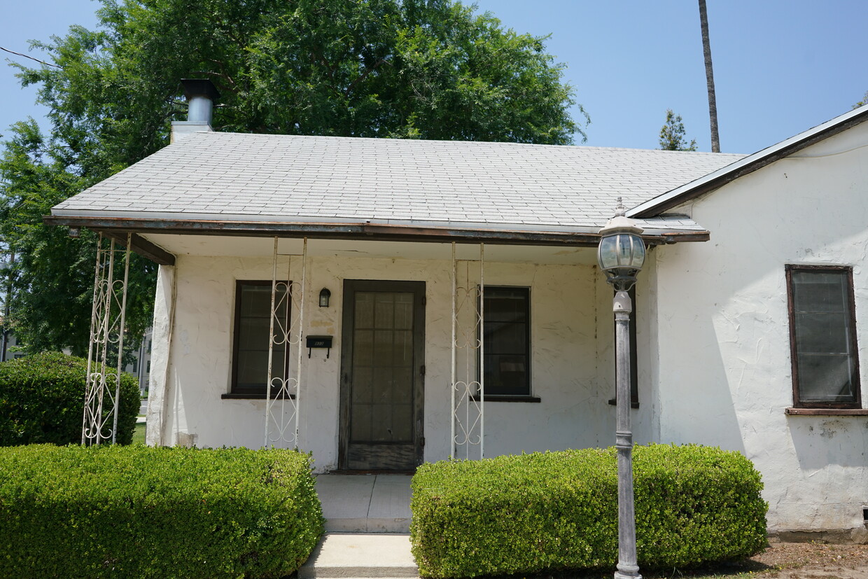 Front - 847 E Calaveras St