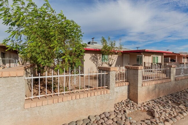 Building Photo - 3622 W Sunland Ave