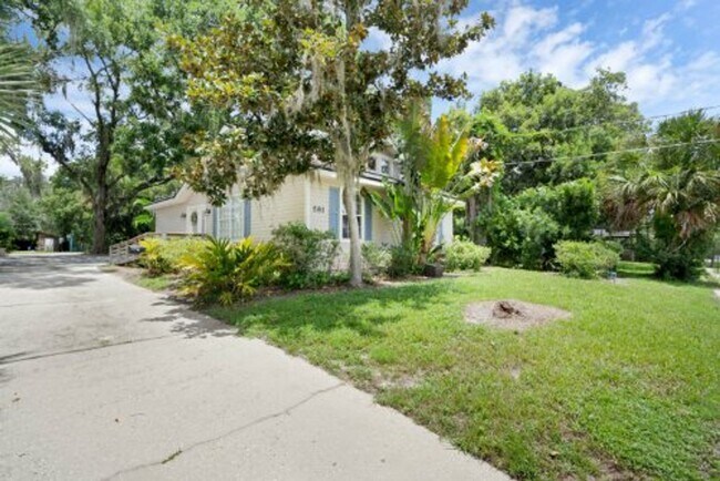 Foto del edificio - Quaint 2/1 home with plenty of yard, deck ...
