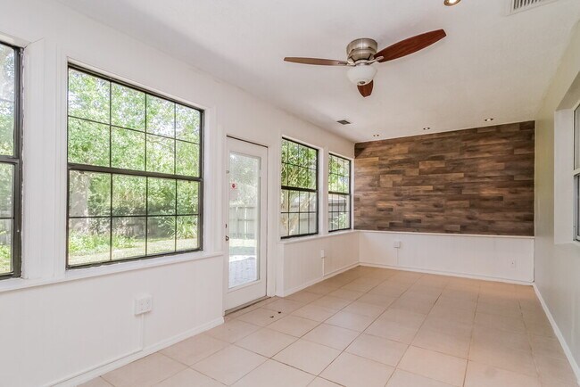 Foto del edificio - 3028 Dikewood Ct