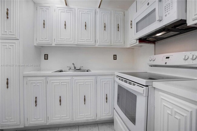 Foto del edificio - 7925 Carlyle Ave