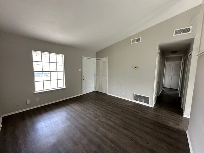 Foto del edificio - 4-BEDROOM NEAR LACKLAND AFB