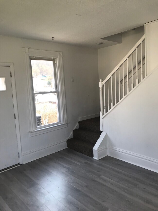 Building Photo - 727 3rd Ave