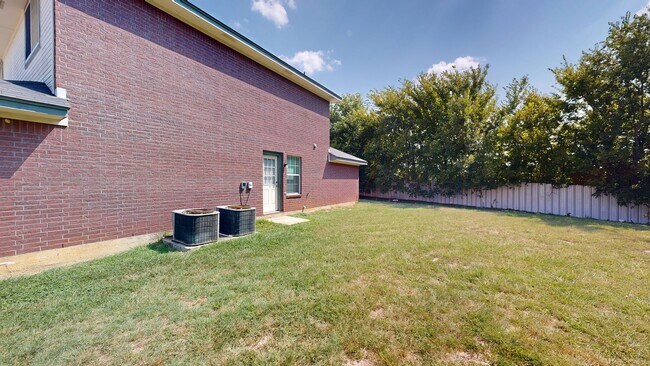 Building Photo - PRICE IMPROVEMENT!!! NOW ONLY $950