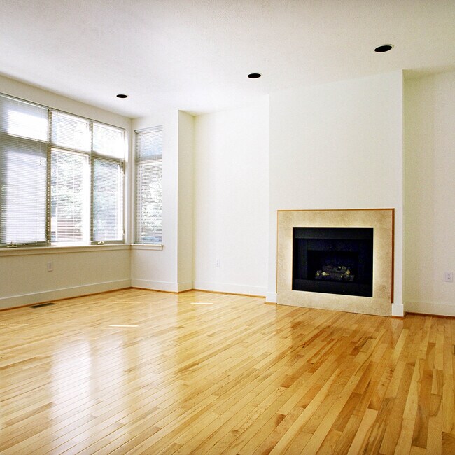 Building Photo - 6105 Alder St