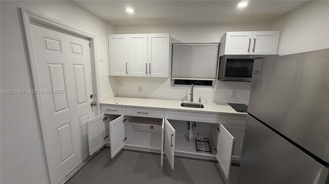 Building Photo - 1212 E River Dr