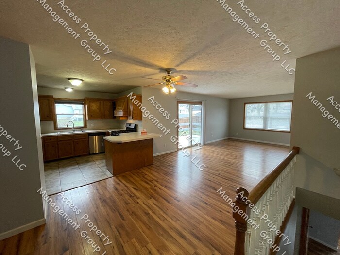 Primary Photo - Grandville Updated 3 Bed 2 Bath Duplex