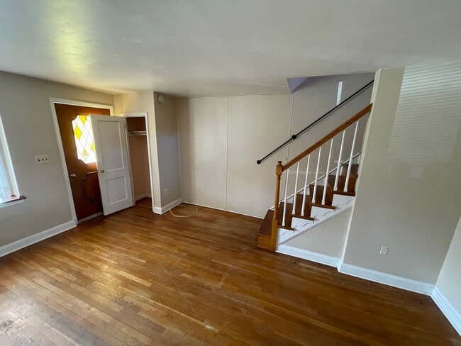 Building Photo - Newly Updated Townhouse in Dundalk!