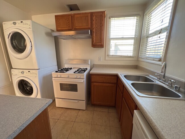 Building Photo - 1721 N Glenoaks Blvd