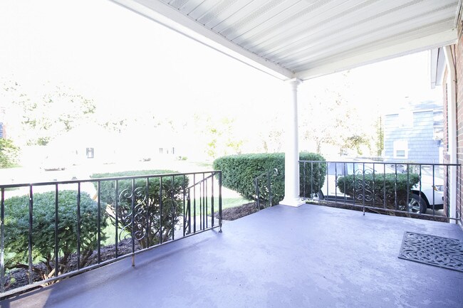 Foto del edificio - 1467 Crestwood Rd