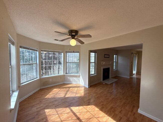 Foto del edificio - T.R. Lawing Realty Property