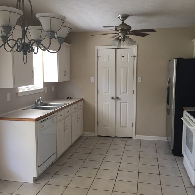 Foto del edificio - Sorry No Smoking and Pets Permitted with Restrictions