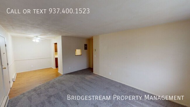 Building Photo - Updated middle level 1 bedroom, 1 bath uni...