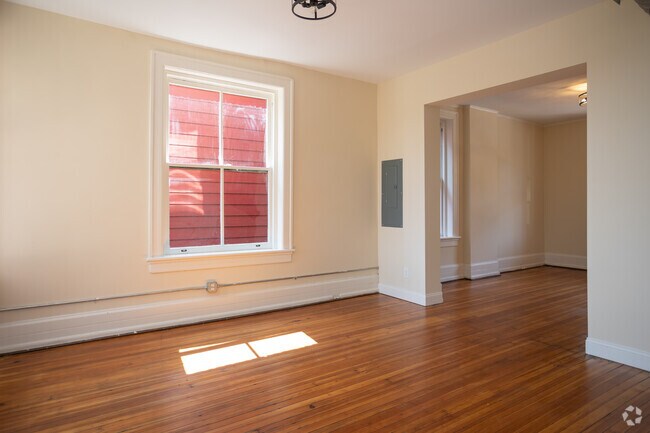 3 habitaciones, 2 baños - Sala de estar - Church Street Townhomes