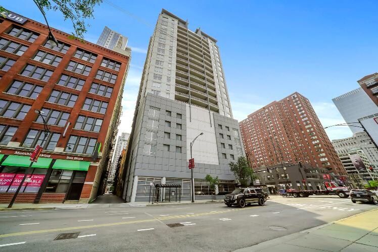 Foto principal - 330 W Grand Ave