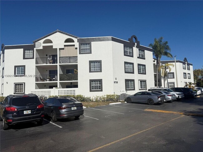 Building Photo - 9735 Fontainebleau Blvd