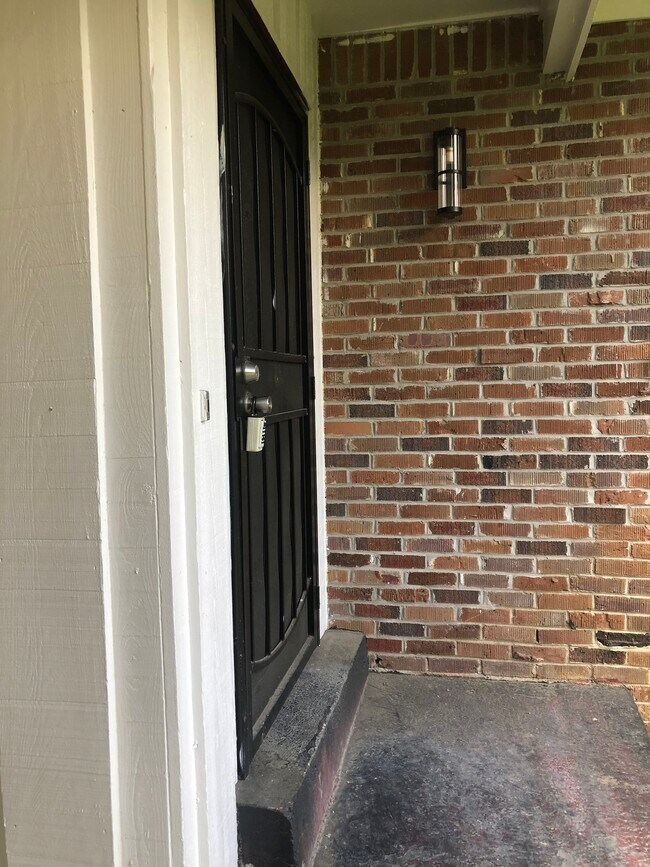 Building Photo - 2064 Grovehaven Dr