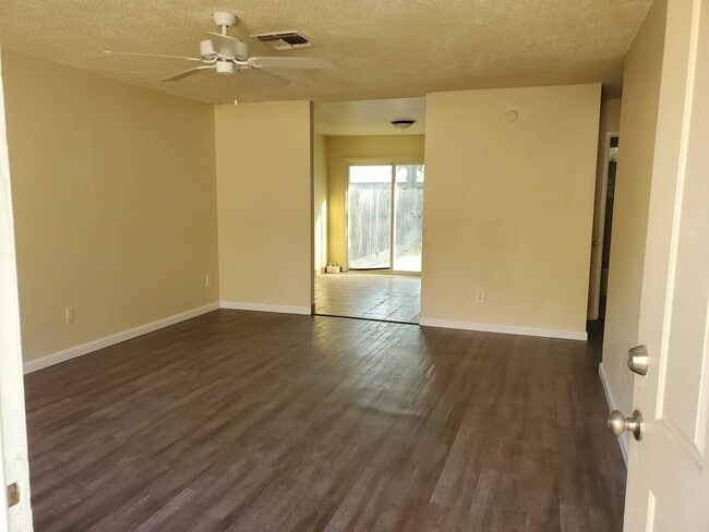 Foto del edificio - 3007 W Walnut Ave