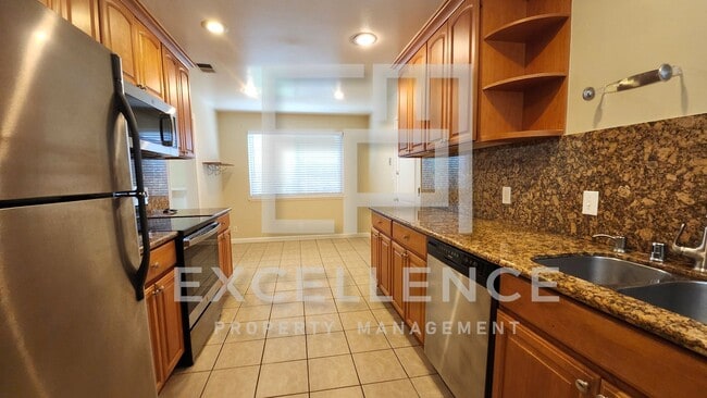 Building Photo - 3/2 House with HWF, Granite Kitchen, Enclo...