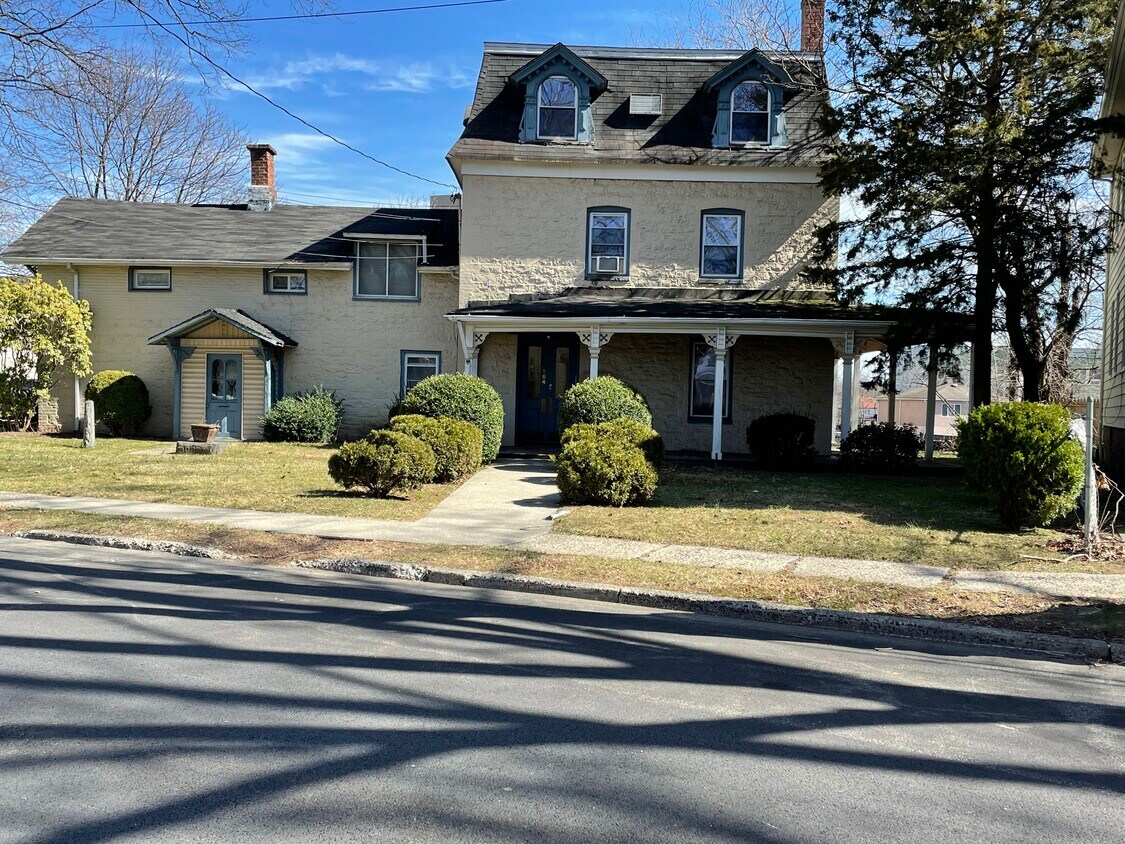 Historic Borden Manor - 194 Krone Pl