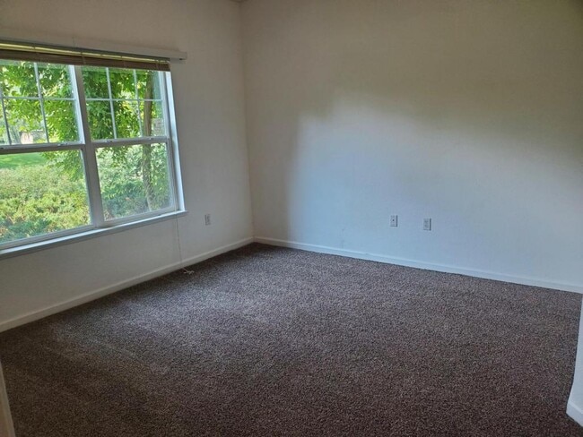 Building Photo - 5225 White Willow Dr