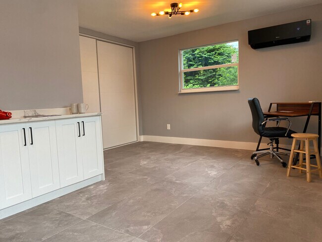 Building Photo - 2420 SW 11th St