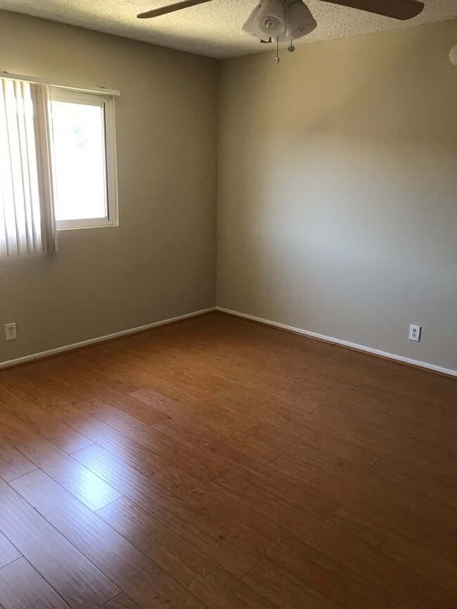 Bedroom - 122 E Buckthorn St
