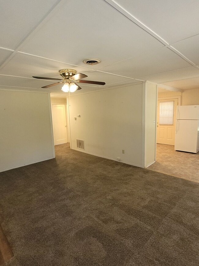 Building Photo - 2 Bedroom Home with large yard