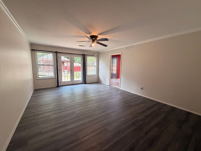 Building Photo - This 3-bedroom, 2-bathroom house in Russellville, AR offers a practical layout and convenient loc...