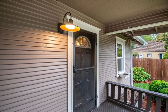 Building Photo - Newly-Remodeled 2 Bed, 1 Bath House