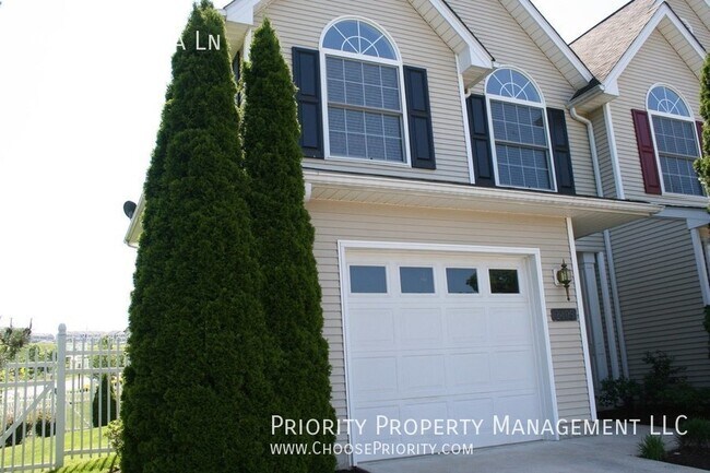 Foto del edificio - Charming 3-Bedroom Townhouse with Hardwood...