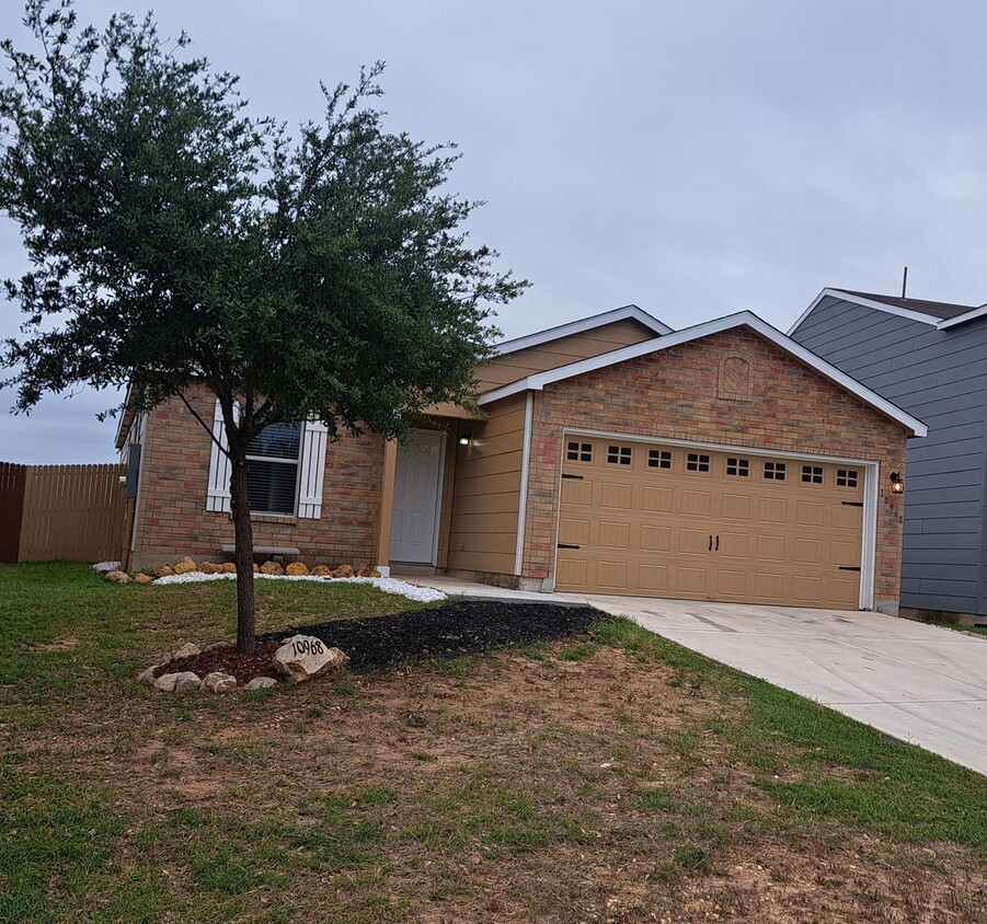 Primary Photo - Modern 3-Bedroom Home Available Now!