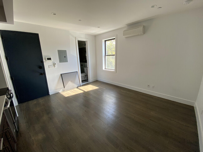 Building Photo - 644 Lorimer St