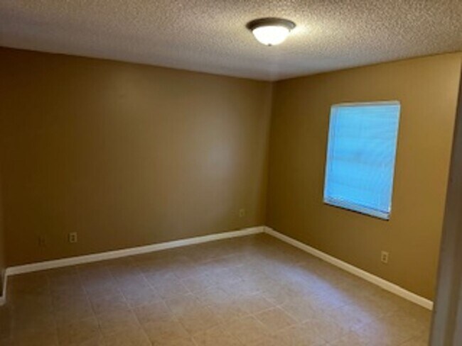 Building Photo - Spacious 2 bed 2 bath Duplex