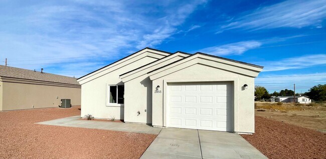 Foto del edificio - Cute home built in 2023 with garage and la...