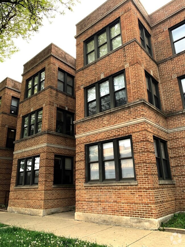 Building Photo - 4808 N Ridgeway Ave