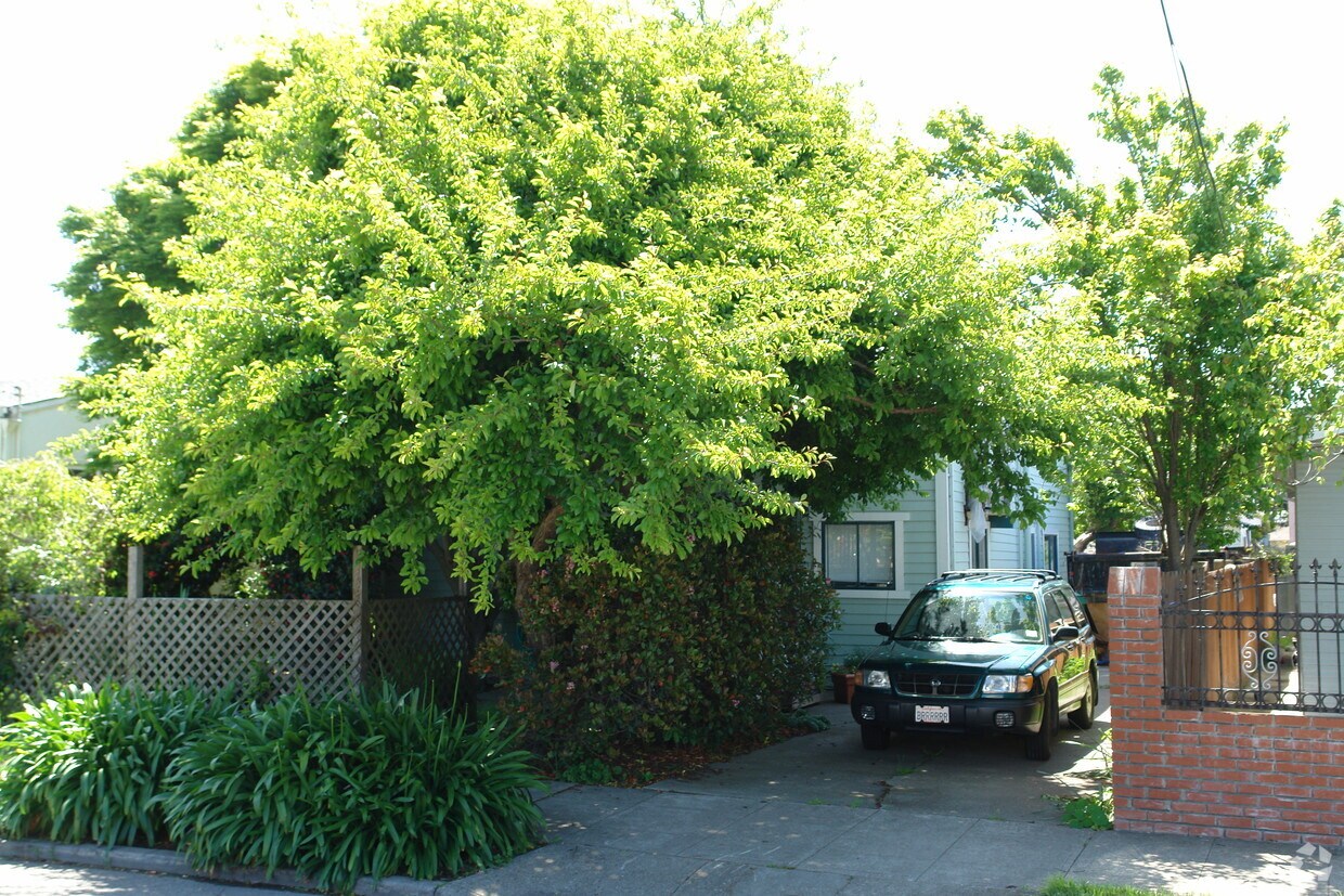 Primary Photo - 1432 Carleton St