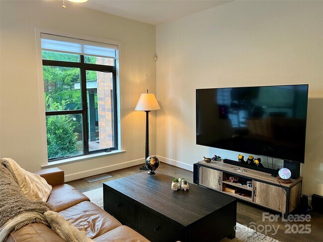 Foto del edificio - 663 E 10th St